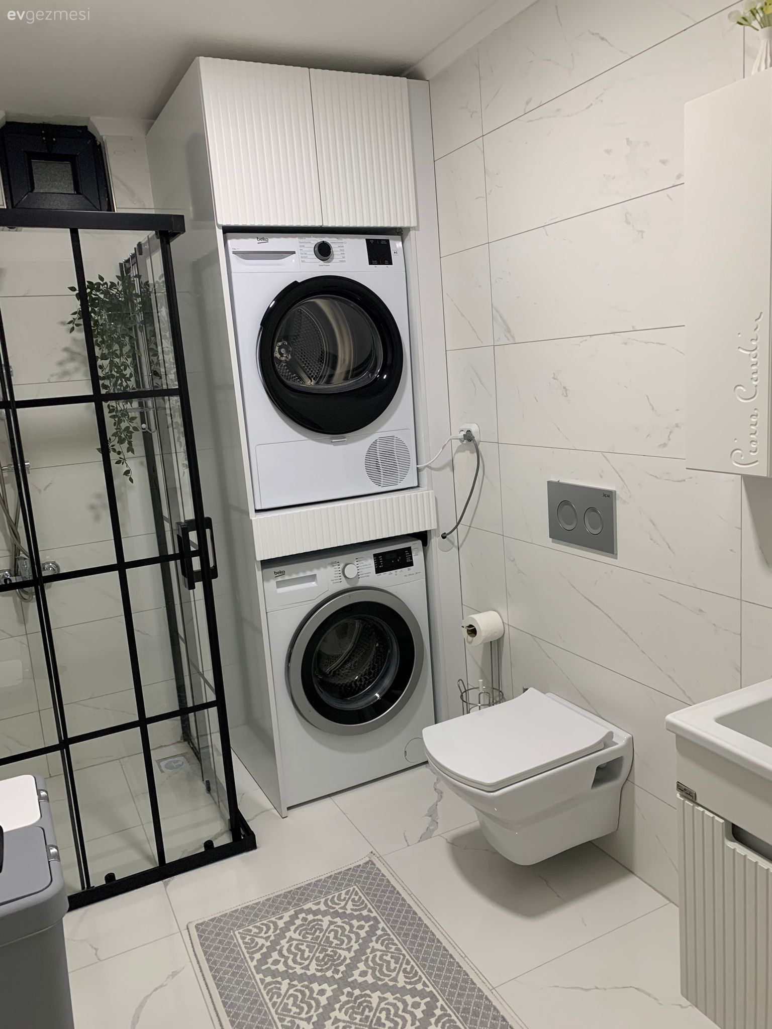 Bursa'daki Bu Mutfakta Beyaz Koltuklar Özel Tasarımlarla Desteklenmiş!