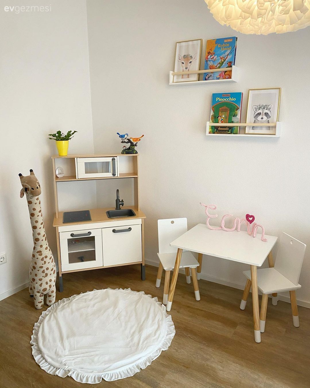 Bu Modern Evde Metalik Işıltılar Monoton Görünümü Engellemiş