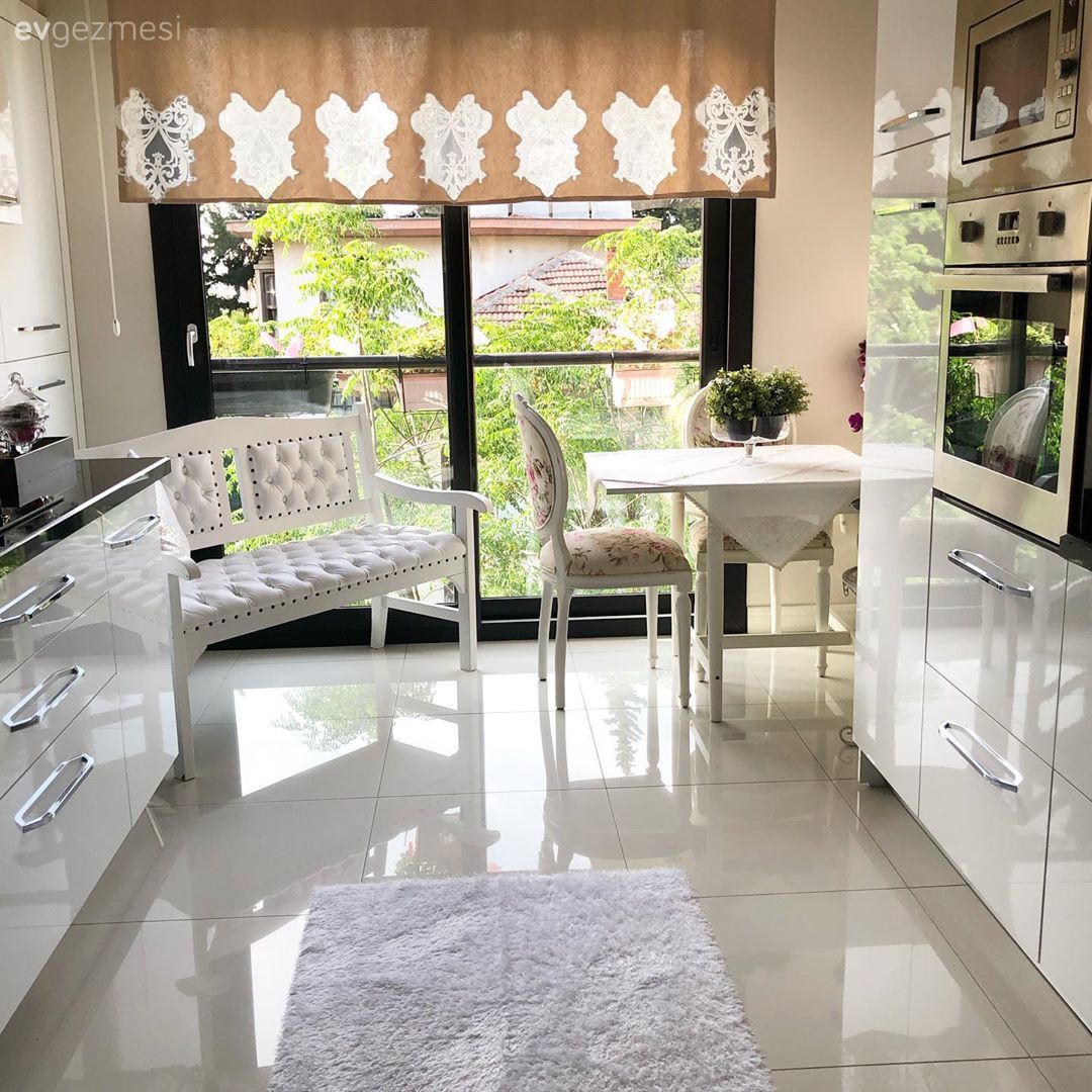 Mutfak, Country mutfak, Beyaz, Pudra pembe, Çiçekli desen, Desenler, Siyah, Mutfak tezgahı, Mutfak tezgah arası, Ankastre, Mutfak halısı, Mutfak zemin seramikleri, Mutfak masası, Sandalye, Bank, Mutfak perdesi, Mutfak aksesuarları