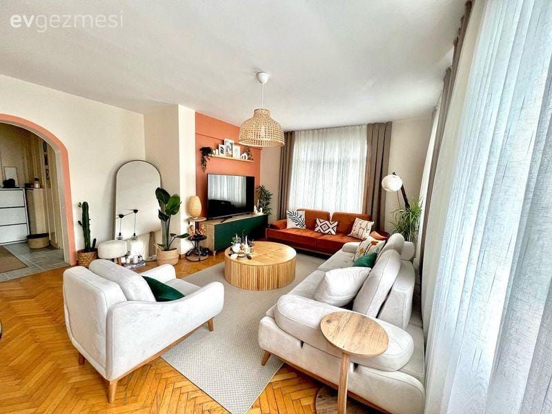 Salon, Modern, Bohem Dekorasyon, Krem, Bej, Turuncu, Ahşap Mobilya, Turuncu duvar rengi, Koltuk takımı, Orta sehpa, Sehpa, Fon perde, Perde, Tül perde, Tv ünitesi, Tv ünitesi aksesuarları, Ev Aksesuar, Halı, Salon halısı, Ev bitkisi, Hasır avize, Lambader, Aydınlatma, Kırlent, Ev tekstili