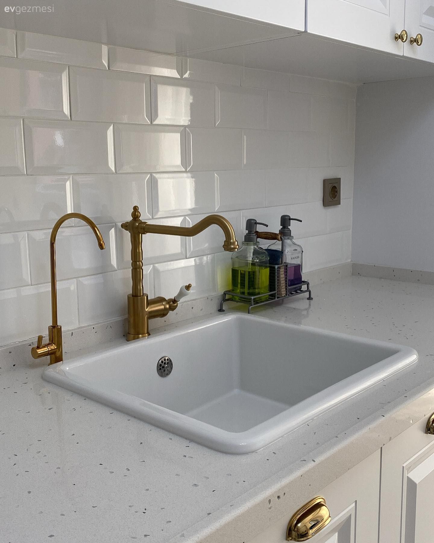 Öncesi&Sonrası: Bu Mutfağın Yeni Haline Beyaz Damga Vurmuş