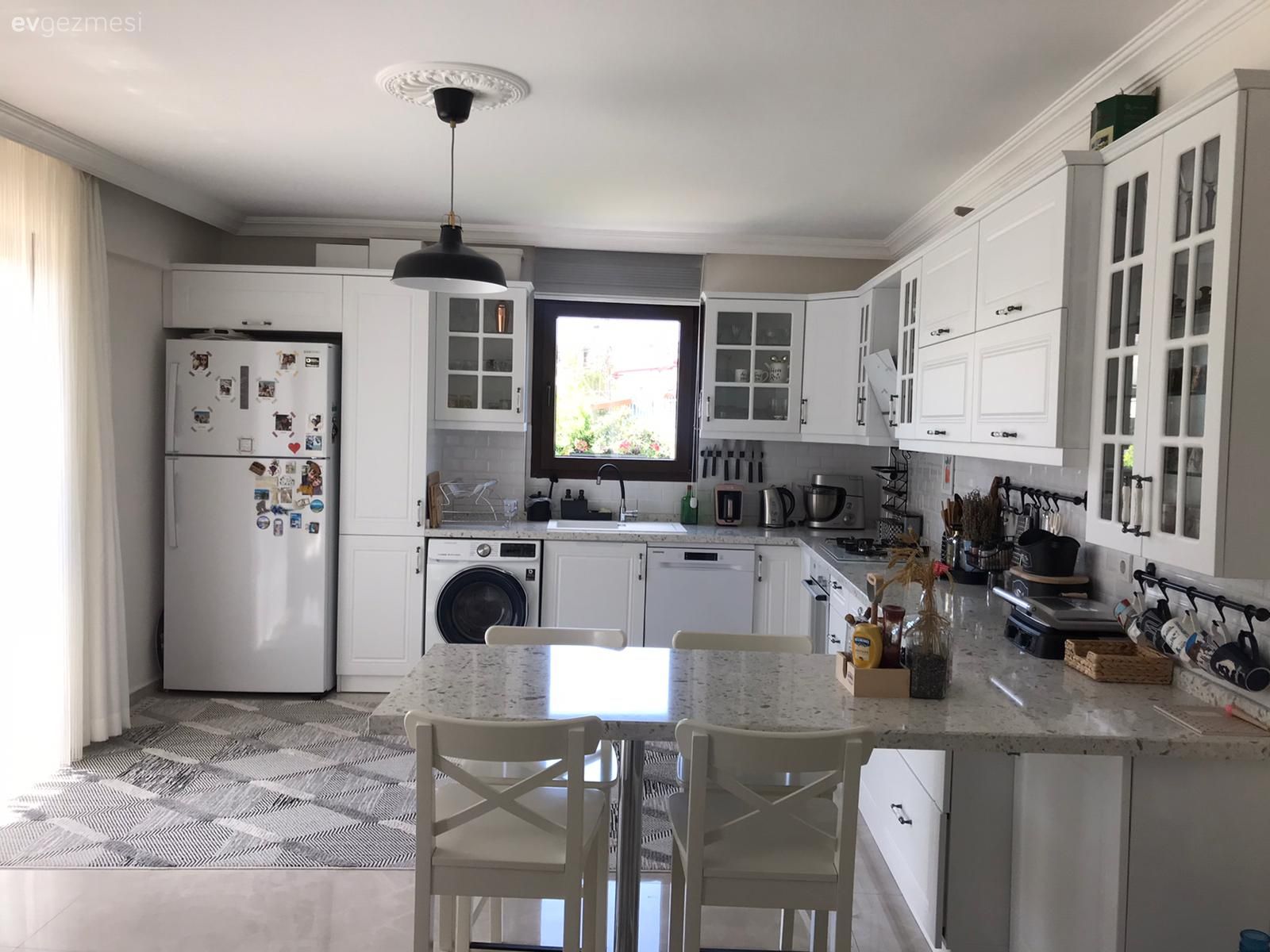 Mutfak, Amerikan Mutfak, Beyaz mutfak, Siyah, Mutfak yarım adası, Mutfak tezgahı, Mutfak tezgah arası, Mutfak halısı, Mutfak Avize Modelleri, Geometrik desen, Desenler, Metro seramik, Seramik