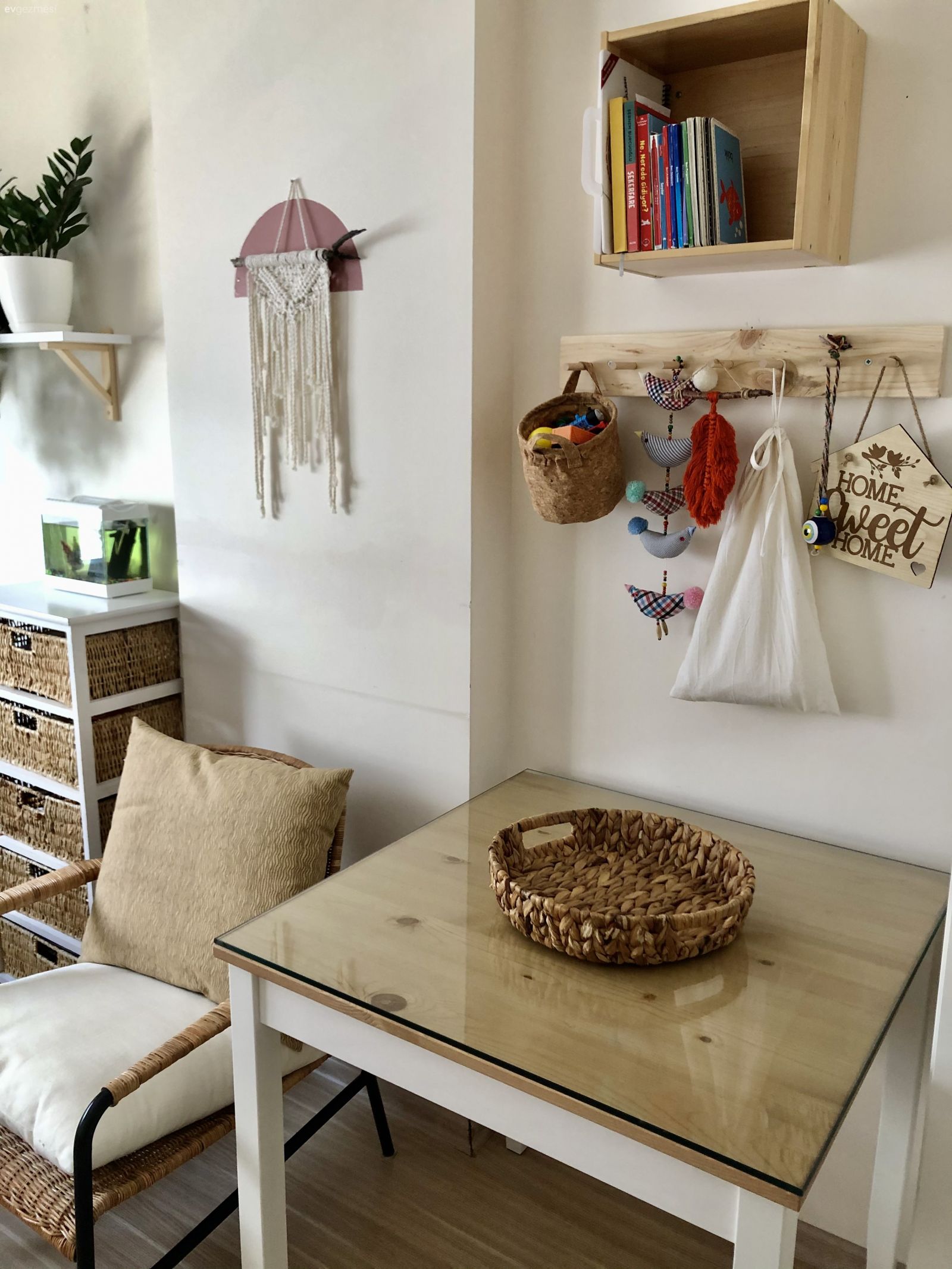 Oturma Odası, Beyaz, Kahverengi, Vizon, Sandalye, Duvar rafı, Duvar dekorasyonu, Ev bitkisi, Bohem Dekorasyon