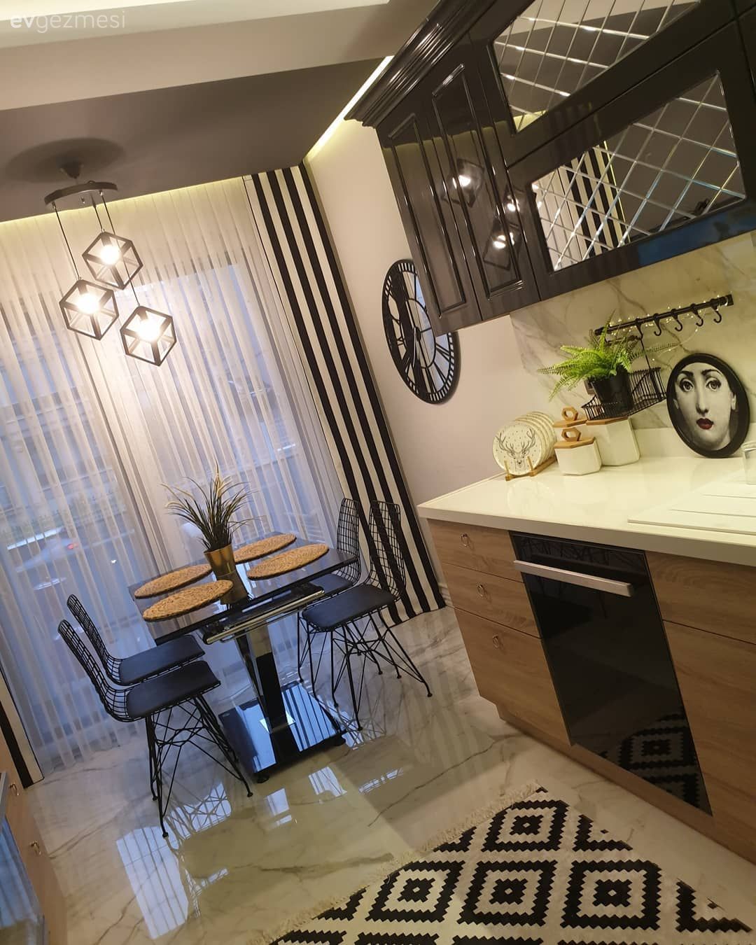 Mutfak, Kahverengi, Siyah, Beyaz, Mutfak tezgahı, Mutfak tezgah arası, Mutfak halısı, Geometrik desen, Desenler, Mutfak masası, Sandalye, Metal sandalye, Mutfak perdesi, Çizgili desen, Ankastre, Mutfak Avize Modelleri