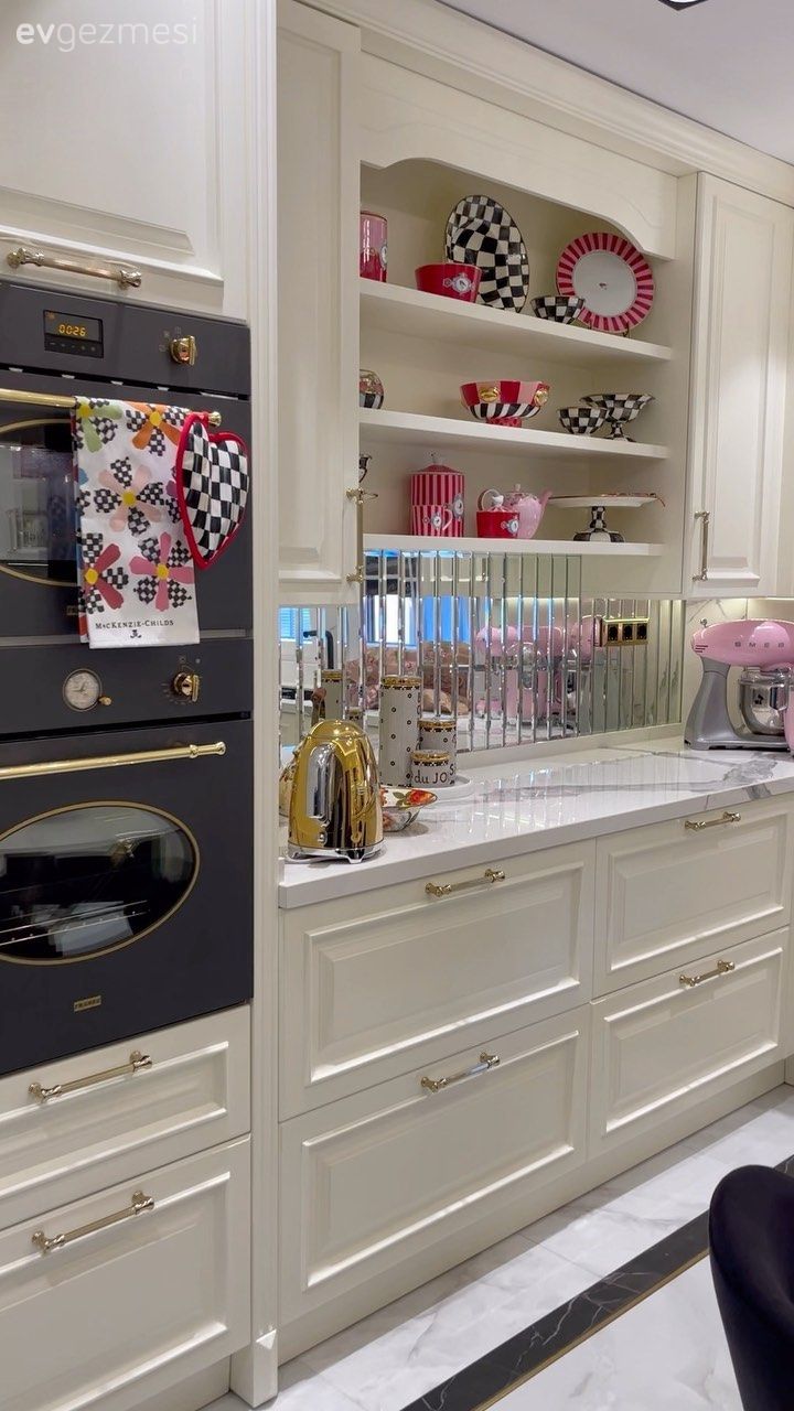 Bu Art Deko Mutfaktaki Sunum Elemanları Dekorun Cazibesini Arttırmış!