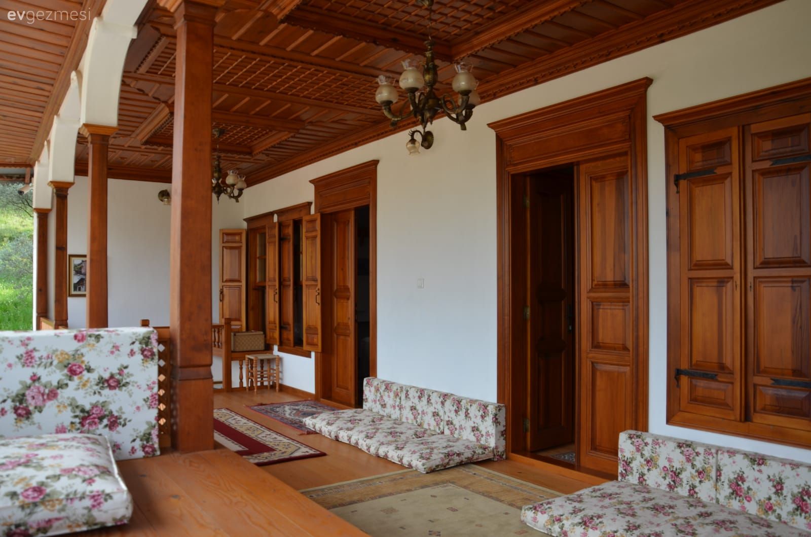 Müstakil Ev, Balkon, Kahverengi, Ahşap Mobilya, Tavan dekorasyon, Avize, Aydınlatma, Şömine, Sedir, Çiçekli desen, Desenler, Aplik, Beyaz