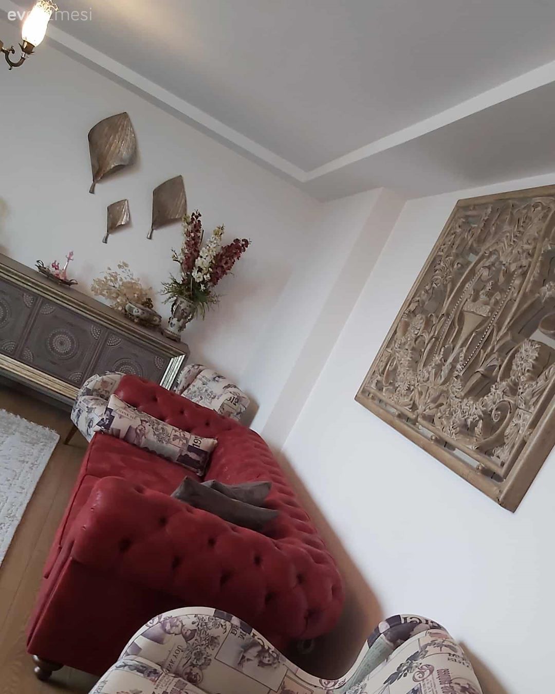 Bu Evin İçinde Kırmızının İddiası Ahşapların Sıcaklığıyla Karışmış!