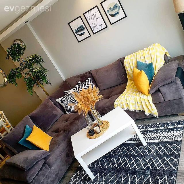 Salon, Modern, Gri, Sarı, Köşe koltuk, Koltuk takımı, Beyaz, Siyah, Çerçeve, Ev bitkisi, Orta sehpa, Sehpa, Halı, Kilim, Kırlent, Ev tekstili