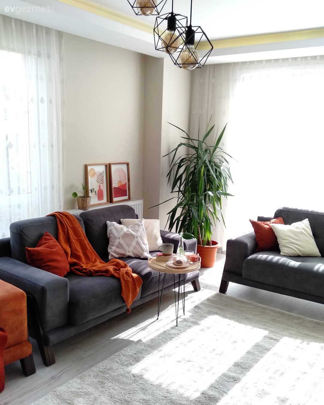 Salon, Bohem Dekorasyon, Gri, Turuncu, Bej, Beyaz, Ev bitkisi, Yuvarlak sehpa, Sehpa, Kırlent, Ev tekstili, Tül perde, Perde, Çerçeve, Koltuk takımı, Gri koltuk, Halı, Salon halısı