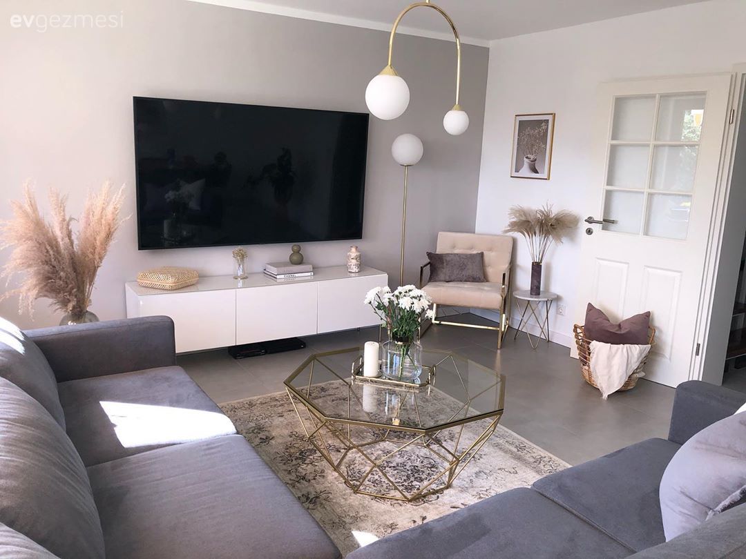 Salon, Bohem Dekorasyon, Gri, Beyaz, Pudra pembe, Altın, Köşe koltuk, Koltuk takımı, Tv ünitesi, Tv ünitesi aksesuarları, Ev Aksesuar, Berjer, Orta sehpa, Sehpa, Metal ayaklı sehpa, Geometrik mobilya, Halı, Salon halısı, Vazo, Pampas otu, Avize, Aydınlatma, Gri duvar, Cam orta sehpa
