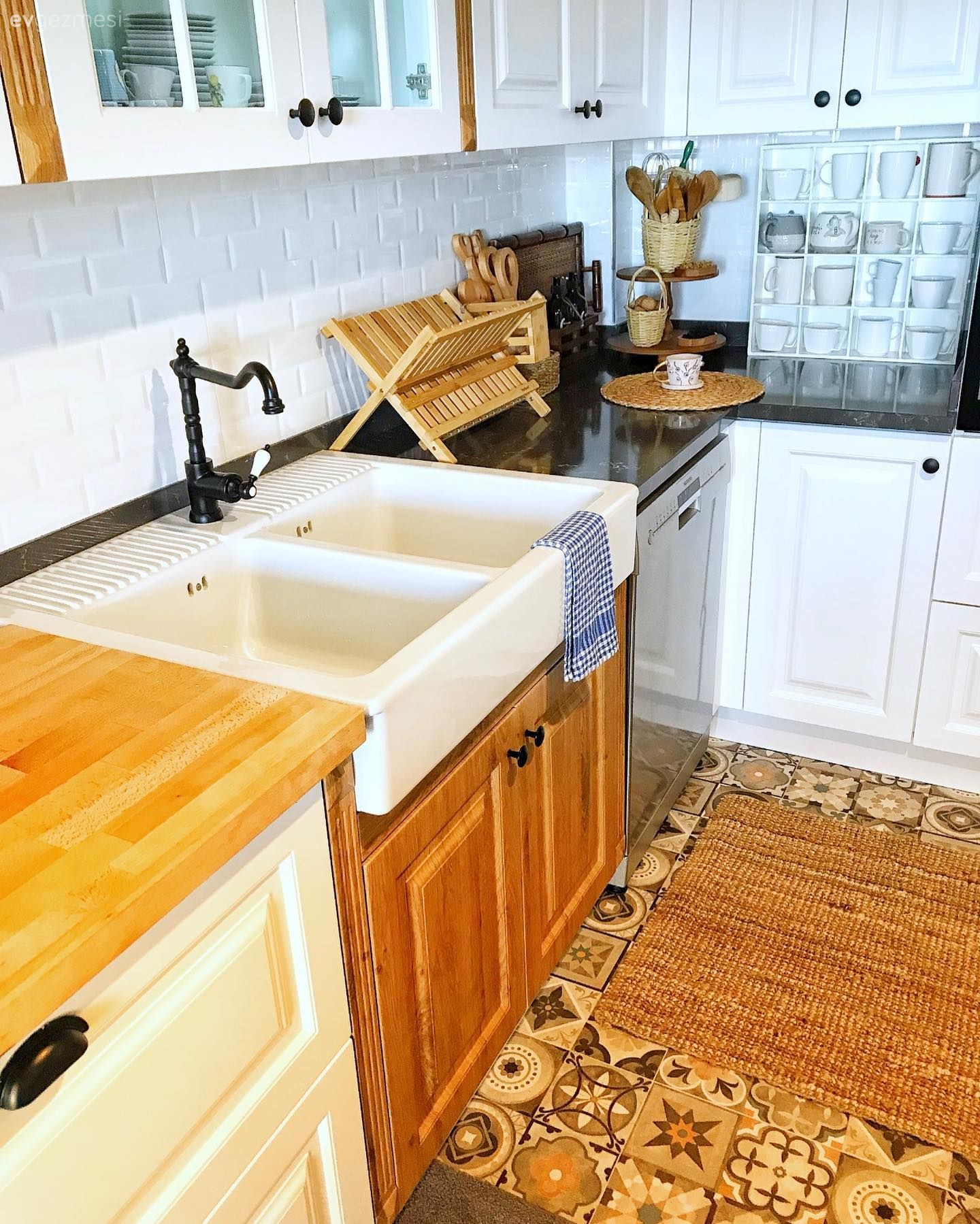 Mutfak, Beyaz, Beyaz ve ahşap mutfak, Mutfak halısı, Siyah tezgah, Mutfak tezgahı, Metro seramik, Seramik, Mutfak zemin seramikleri