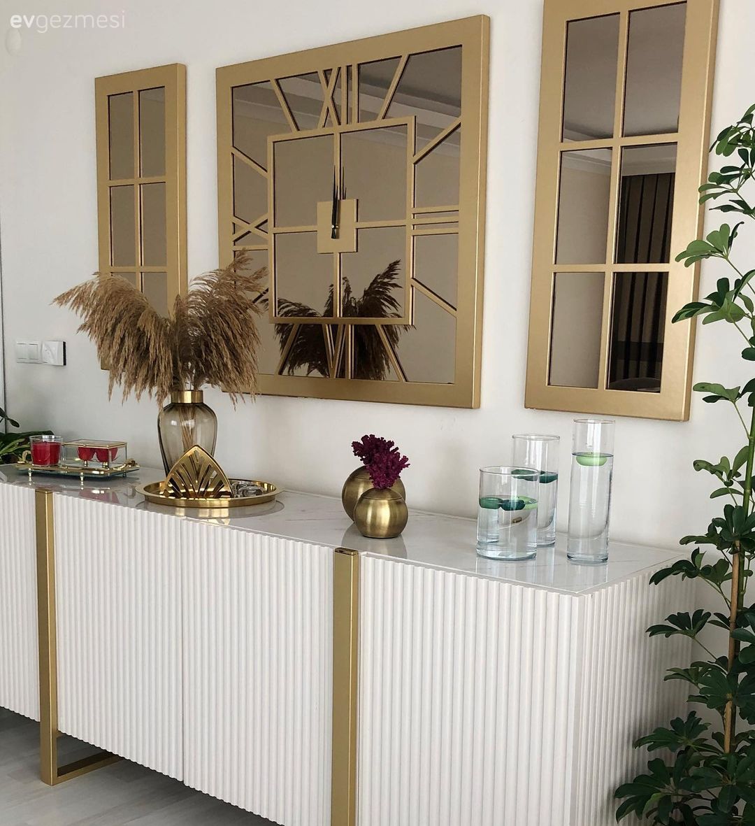 Beyaz, Altın, Konsol, Konsol üzeri dekoratif objeleri, Ayna, Duvar saati, Duvar dekorasyonu, Avize, Aydınlatma, Ev bitkisi, Dekoratif Objeler, Vazo, Ev Aksesuar