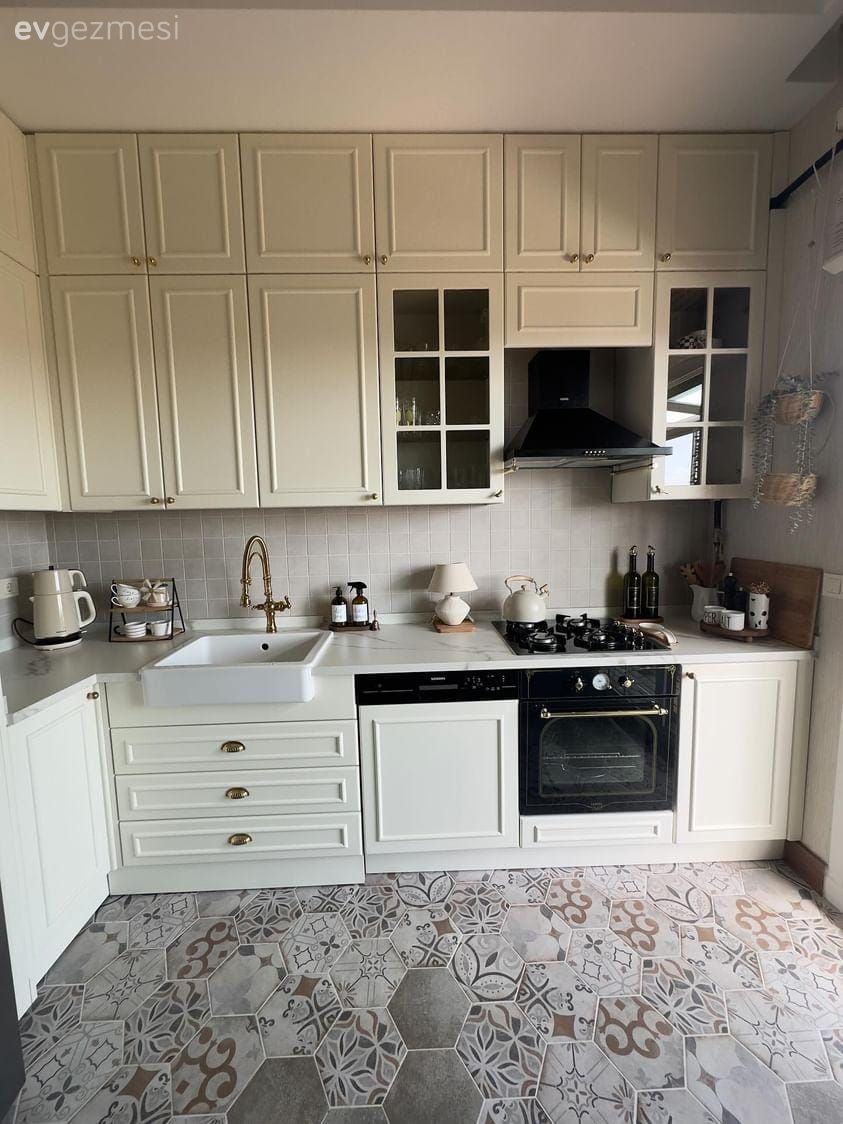 Seramiklerinden Kahve Köşesine Birçok Noktada Sürprizleri Olan Bir Mutfak!
