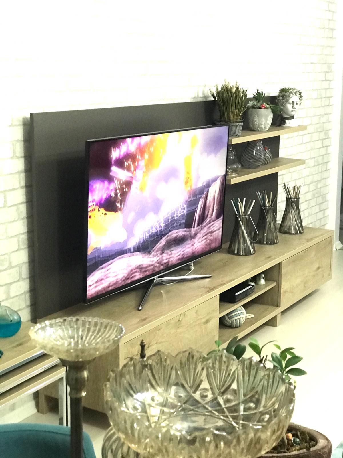 Tv ünitesi, Tv ünitesi aksesuarları, Ev Aksesuar, Beyaz, Turkuaz, Yeşil, Taş duvar, Duvar dekorasyonu, Fon perde, Perde, Tül perde, Lambader, Aydınlatma, Parke, Dekoratif Objeler