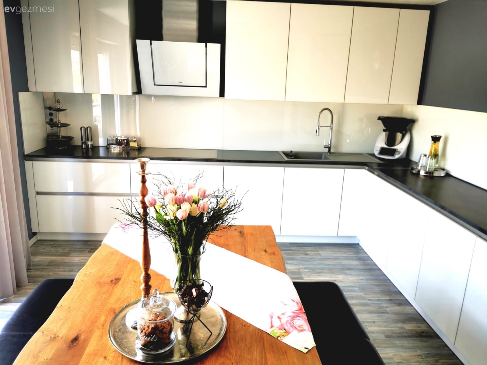 Mutfak, Beyaz mutfak, Modern mutfak, Siyah tezgah, Mutfak tezgahı, Mutfak tezgah arası, Kulpsuz mutfak dolabı, Davlumbaz, Ankastre, Masif ahşap, Mutfak masası, Ahşap masa, Bank, Vazo, Ev Aksesuar, Çiçekler, Parke, Antrasit  
