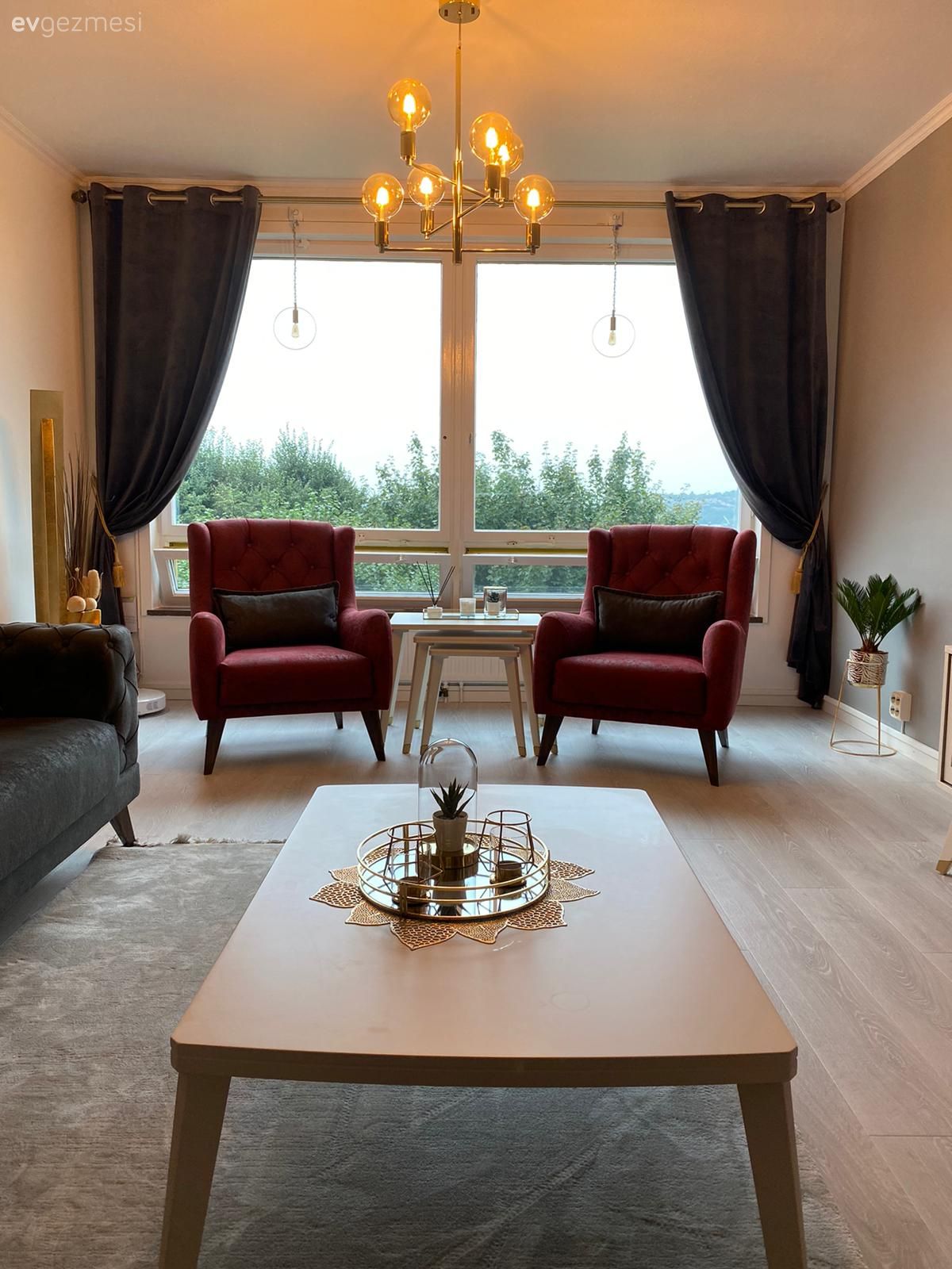 Salon, Modern, Füme, Gri, Koltuk takımı, Berjer, Tv ünitesi, Tv ünitesi aksesuarları, Ev Aksesuar, Avize, Aydınlatma, Salon avizesi, Parke, Fon perde, Perde, Orta sehpa, Sehpa, Sehpa üstü aksesuarı, Çiçeklik, Beyaz