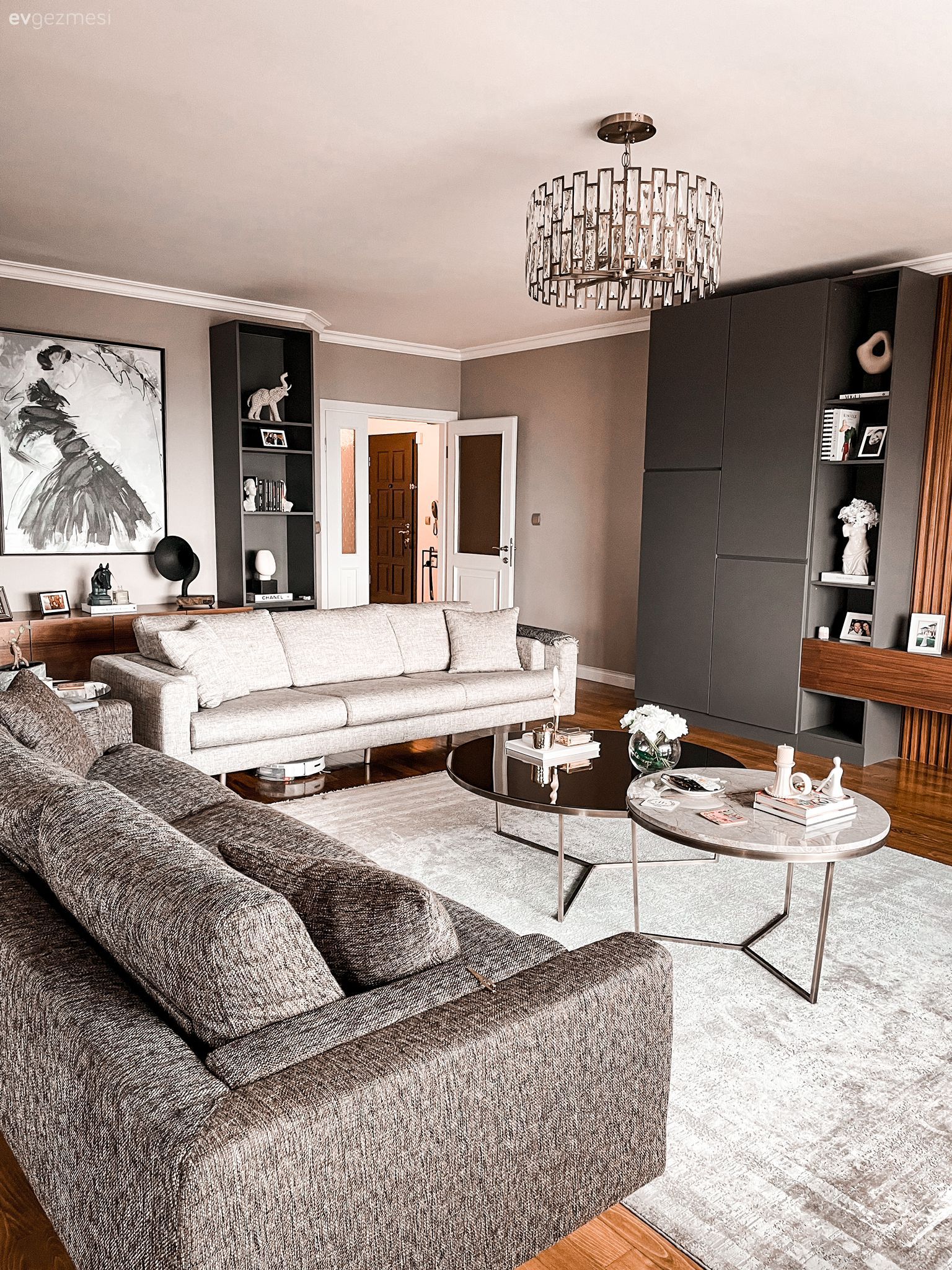 Bu Uyumlu Evde Duvarların Boş Durmasına Göz Yumulmamış