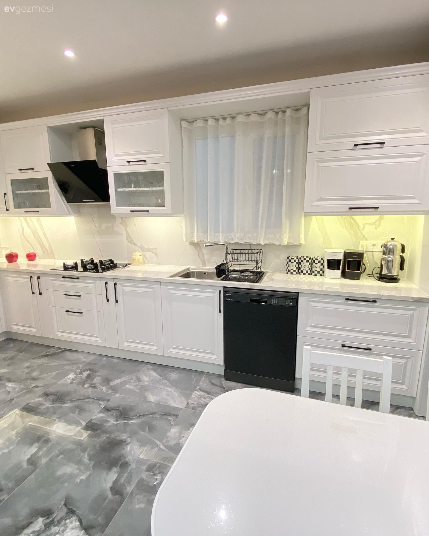 Mutfak, Beyaz, Siyah, Country mutfak, Mutfak tezgahı, Mutfak tezgah arası, Ankastre, Shaker kapaklı dolaplar, Spot aydınlatma, Aydınlatma, Mutfak zemin seramikleri, Mutfak perdesi, Sandalye