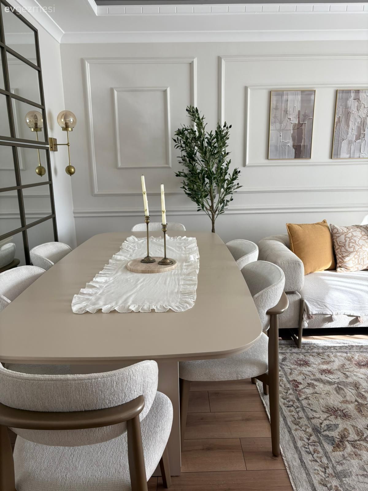 Salon, Modern, Duvar çıtalama, Krem, Beyaz, Bej, Tablo, Duvar dekorasyonu, Ayna, Yemek masası, Sandalye, Ev bitkisi, Kırlent, Ev tekstili, Parke