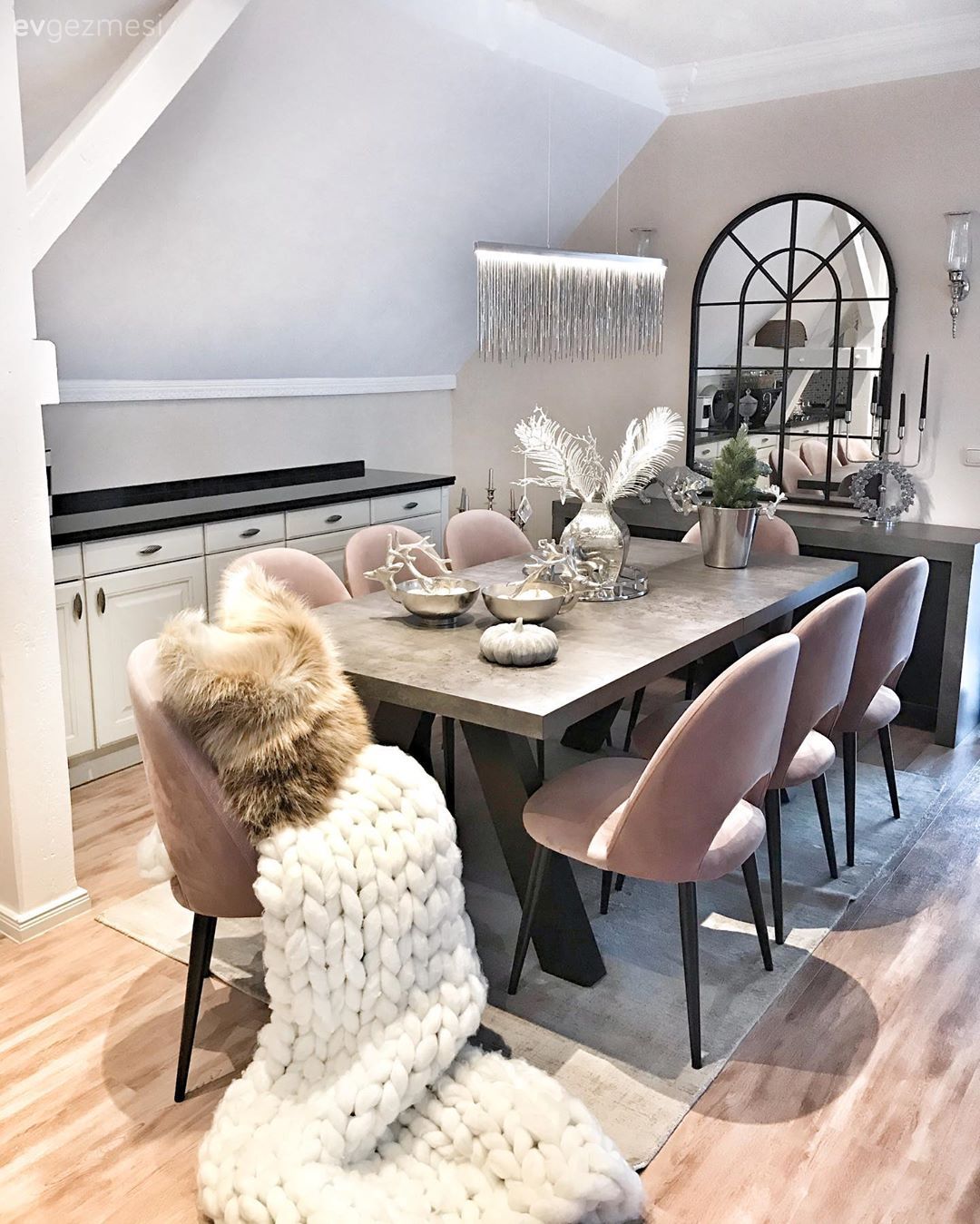Mutfak masası, Sandalye, Pudra pembe, Yemek masası, Ahşap masa, Konsol, Konsol üzeri dekoratif objeleri, Pencere duvar dekoru, Duvar dekorasyonu, Şamdan, Ev Aksesuar, Vazo, Halı, Ayna