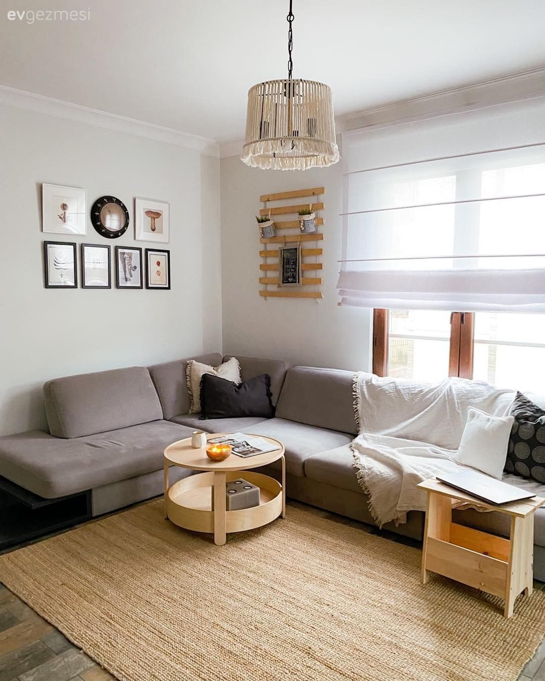 Salon, İskandinav, Gri, Bej, Beyaz, Köşe koltuk, Koltuk takımı, Çerçeve, Hasır avize, Jüt halı, Halı, Yuvarlak sehpa, Sehpa, Stor perde, Duvar dekorasyonu