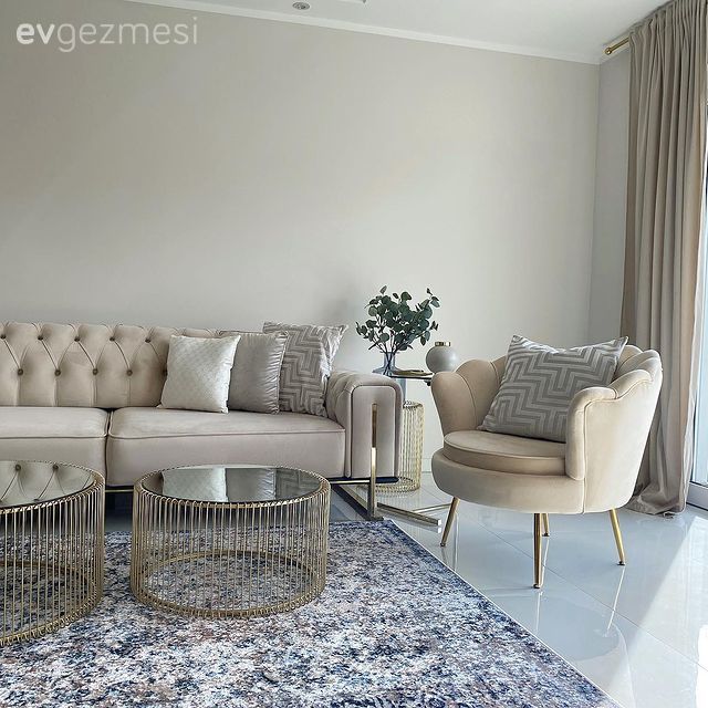 Salon, Modern, Art deko, Beyaz, Krem, Bej, Modern chesterfield, Orta sehpa, Sehpa, Berjer, Halı, Salon halısı, Avize, Aydınlatma, Salon avizesi, Fon perde, Perde, Yuvarlak sehpa, Kırlent, Ev tekstili