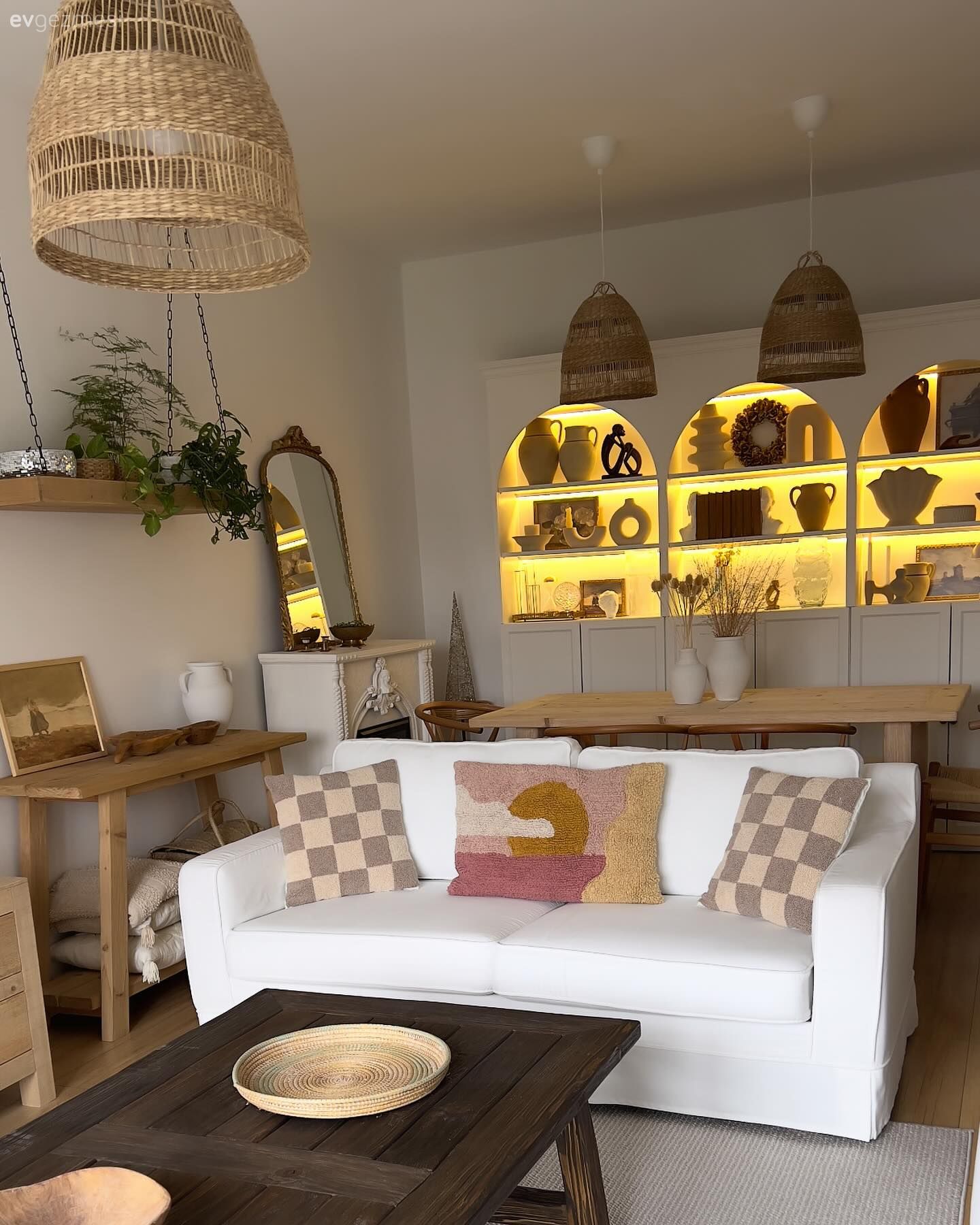 Ahşap ve Beyaz Dostluğu: İstanbul'da Aurası Yüksek Bir Ev!