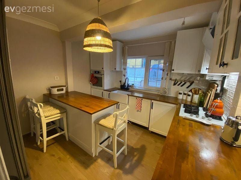 Mutfak, Beyaz ve ahşap mutfak, Beyaz, Country, Country mutfak, Ahşap mutfak tezgahı, Mutfak tezgahı, Mutfak perdesi, Ada mutfak, Sandalye, Hasır avize, Mutfak aksesuarları