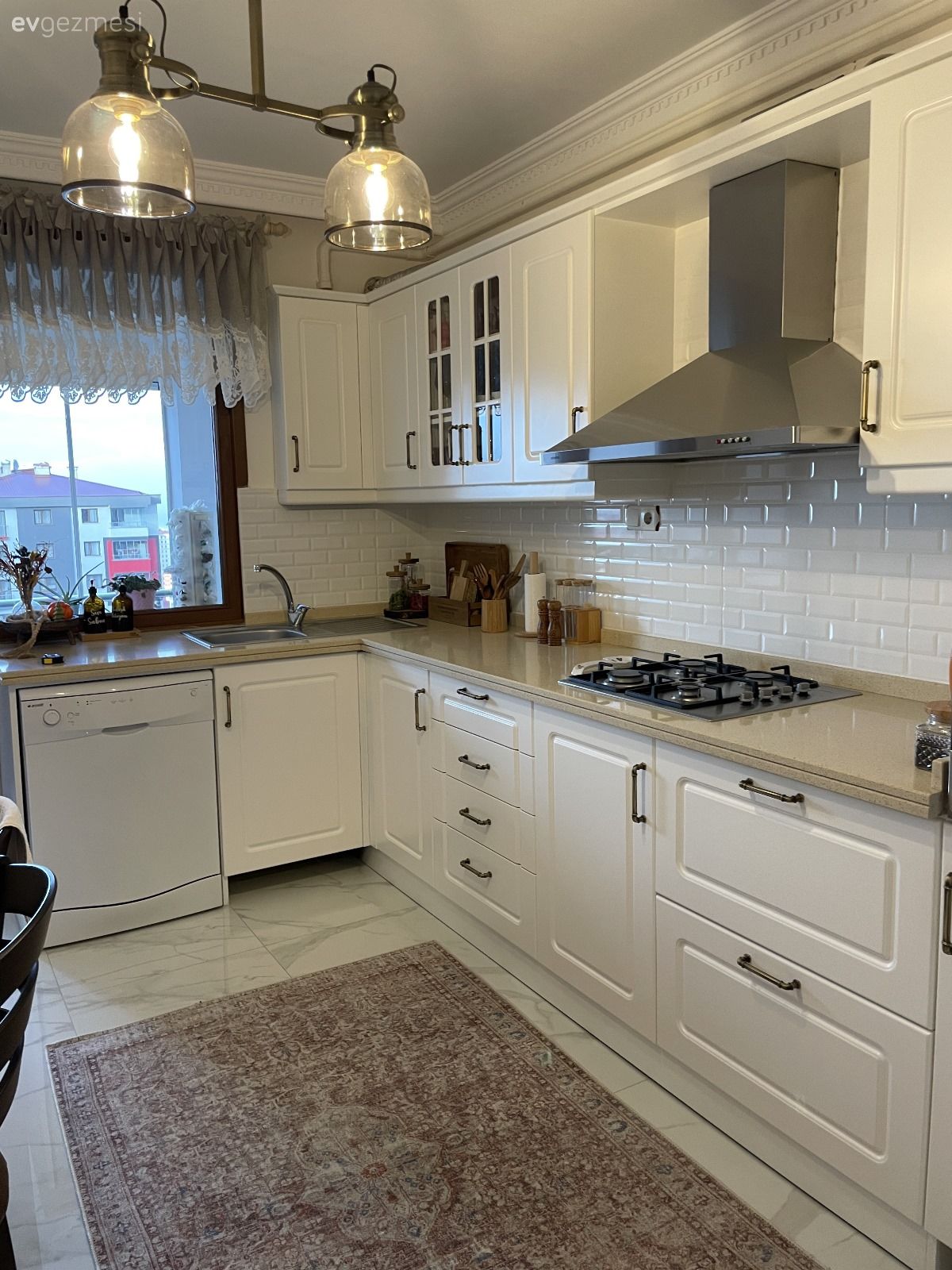 Mutfak, Beyaz, Beyaz ve ahşap mutfak, Shaker kapaklı dolaplar, Country mutfak, Mutfak Avize Modelleri, Mutfak halısı, Metro seramik, Seramik, Mutfak tezgahı, Mutfak tezgah arası, Mutfak aksesuarları