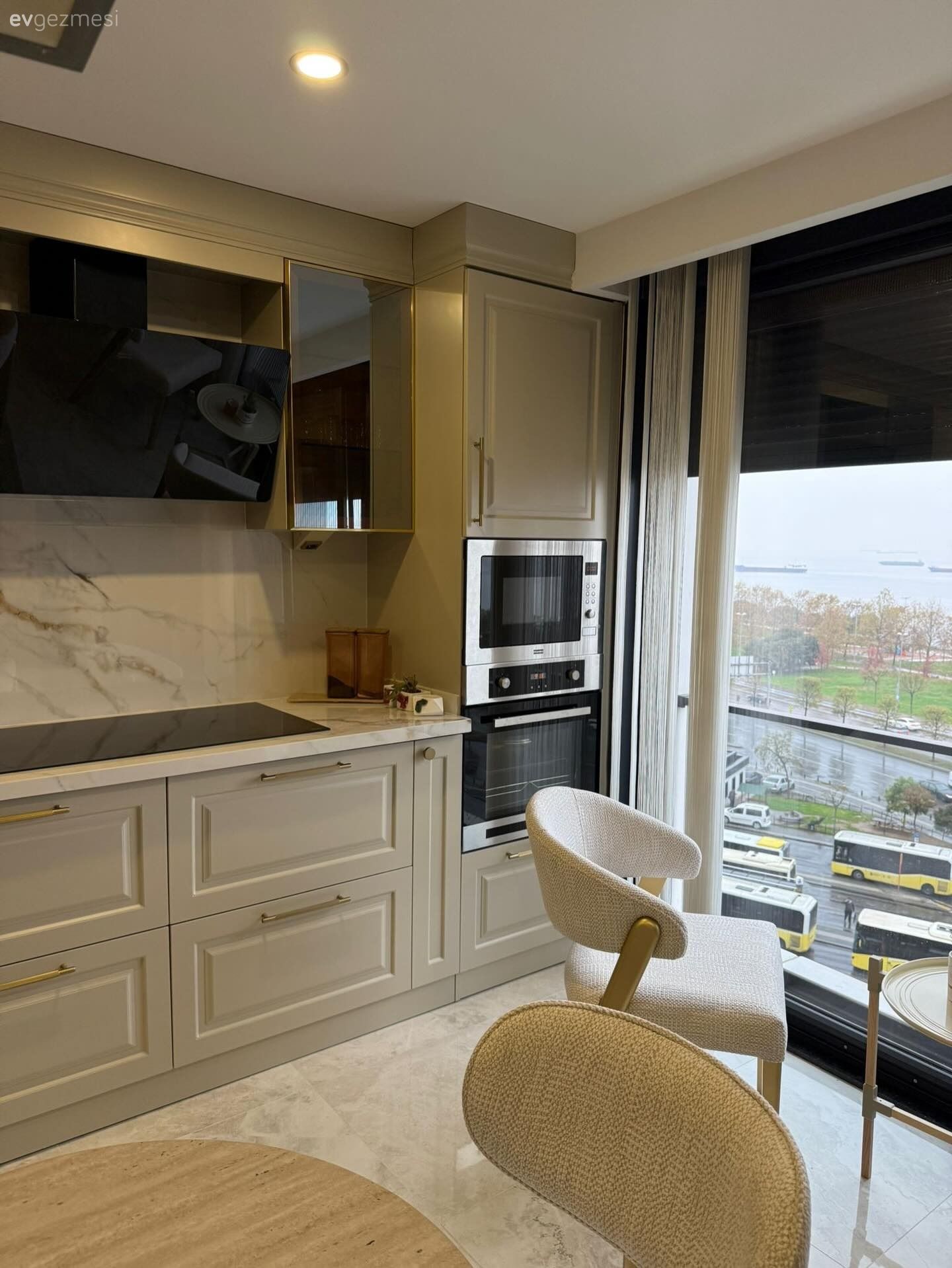 Siyah, Gri, Bej, Beyaz, Mutfak tezgahı, Mutfak, Mutfak tezgah arası, Elektrikli Ocak, Cam Ankastre, Davlumbaz, Ankastre, Mutfak perdesi, Sandalye, Mutfak sandalyesi, Mutfak masası, Mutfak zemin seramikleri, Cam kapaklı dolap