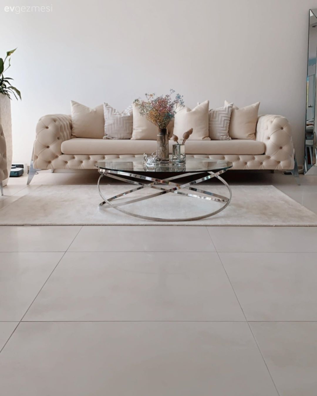 Eski Mobilyalara Veda Eden Bu Evde Açık Renkler Yine Baş Köşede!