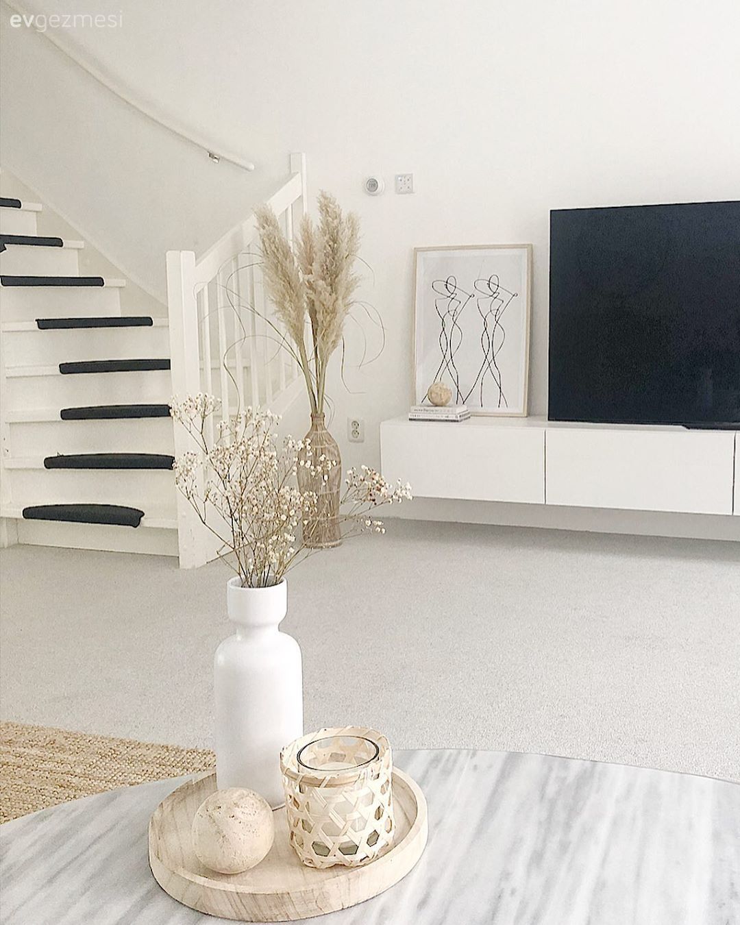 Dubleks evler, Beyaz, Merdiven, Açık konsept yaşam alanı, Vazo, Ev Aksesuar, Pampas otu, Modern, Sehpa üstü aksesuarı, Tv ünitesi, Tv ünitesi aksesuarları, Bej, Krem