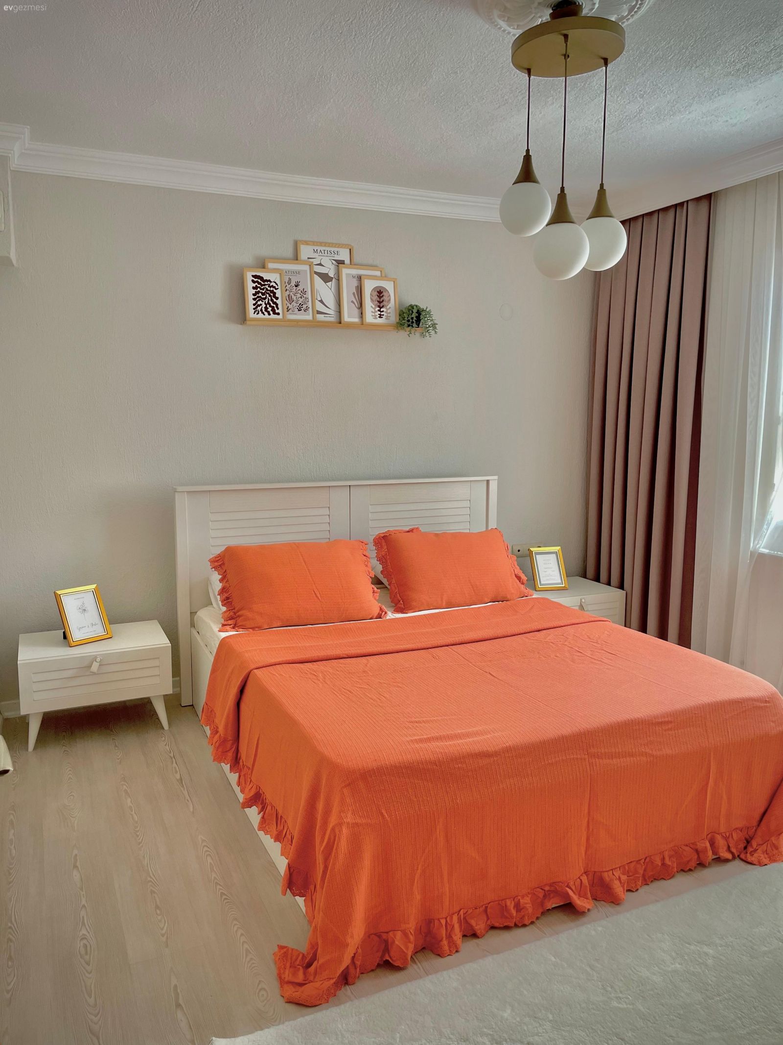 Bu İzmir Evinde Sade Parçalar Küçük Vurgularla Hareket Kazanmış!