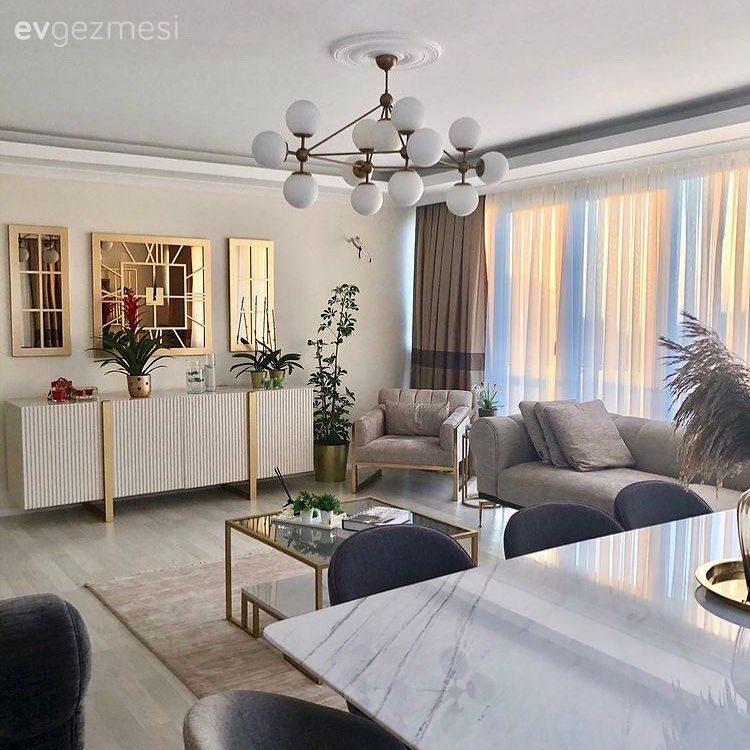 Salon, Art deko, Bej, Gri, Beyaz, Koltuk takımı, Fon perde, Perde, Halı, Salon halısı, Avize, Aydınlatma, Salon avizesi, Tv ünitesi, Orta sehpa, Sehpa, Geometrik mobilya, Dekoratif Objeler, Sandalye, Yemek masası, Vitrin, Vazo, Ev Aksesuar, Pampas otu, Konsol, Konsol üzeri dekoratif objeleri, Ayna, Duvar saati, Duvar dekorasyonu, Berjer