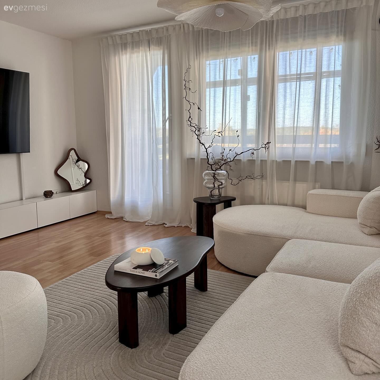 Salon, Modern, İskandinav, Köşe koltuk, Koltuk takımı, Duvar çıtalama, Yuvarlak sehpa, Sehpa, Halı, Salon halısı, Tül perde, Perde, Avize, Aydınlatma, Parke, Vazo, Ev Aksesuar, Yapay çiçekler, Kırlent, Ev tekstili, Tv ünitesi, Tv ünitesi aksesuarları, Puf