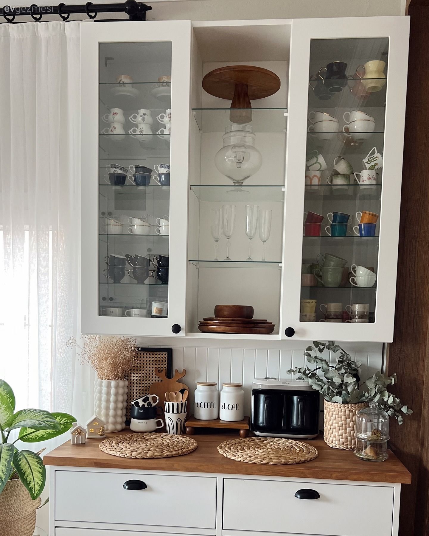 Kahve köşesi, Beyaz, Ahşap Mobilya, Cam kapaklı dolap, Mutfak aksesuarları, Mutfak, Ev bitkisi, Ahşap mutfak tezgahı, Mutfak tezgahı