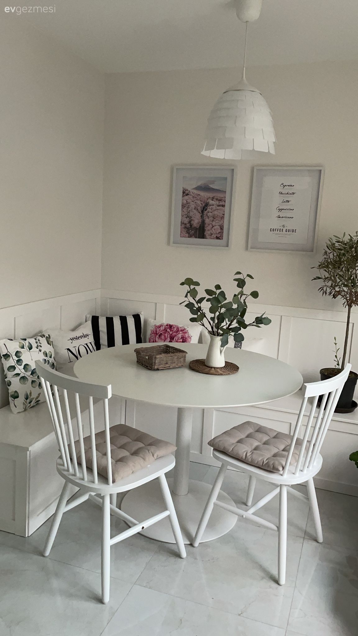 Mutfak köşesi, Mutfak, Beyaz, Gri, Mutfak masası, Sandalye, Mutfak duvar dekorasyonu, Siyah- Beyaz, Çizgili desen, Desenler, Mutfak Avize Modelleri, Sarkıt, Aydınlatma