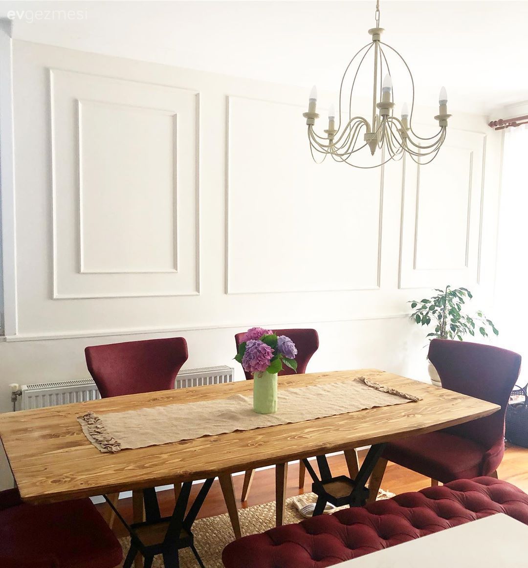 Yemek Odası, Yemek masası, Sandalye, Beyaz, Kırmızı, Ahşap Mobilya, Bank, Duvar dekorasyonu, Duvar çıtalama, Konsol, Halı, Konsol üzeri dekoratif objeleri, Metal duvar aksesuarı, Ev Aksesuar, Avize, Aydınlatma, Yemek odası avizesi