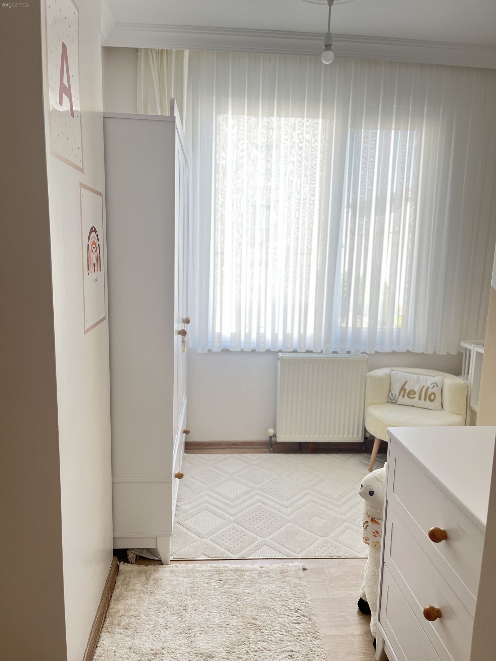 Bebek odası, Beyaz, Krem, Tül perde, Perde, Halı, Çocuk odası halısı, Şifonyer, Gardrop, Dekoratif Objeler