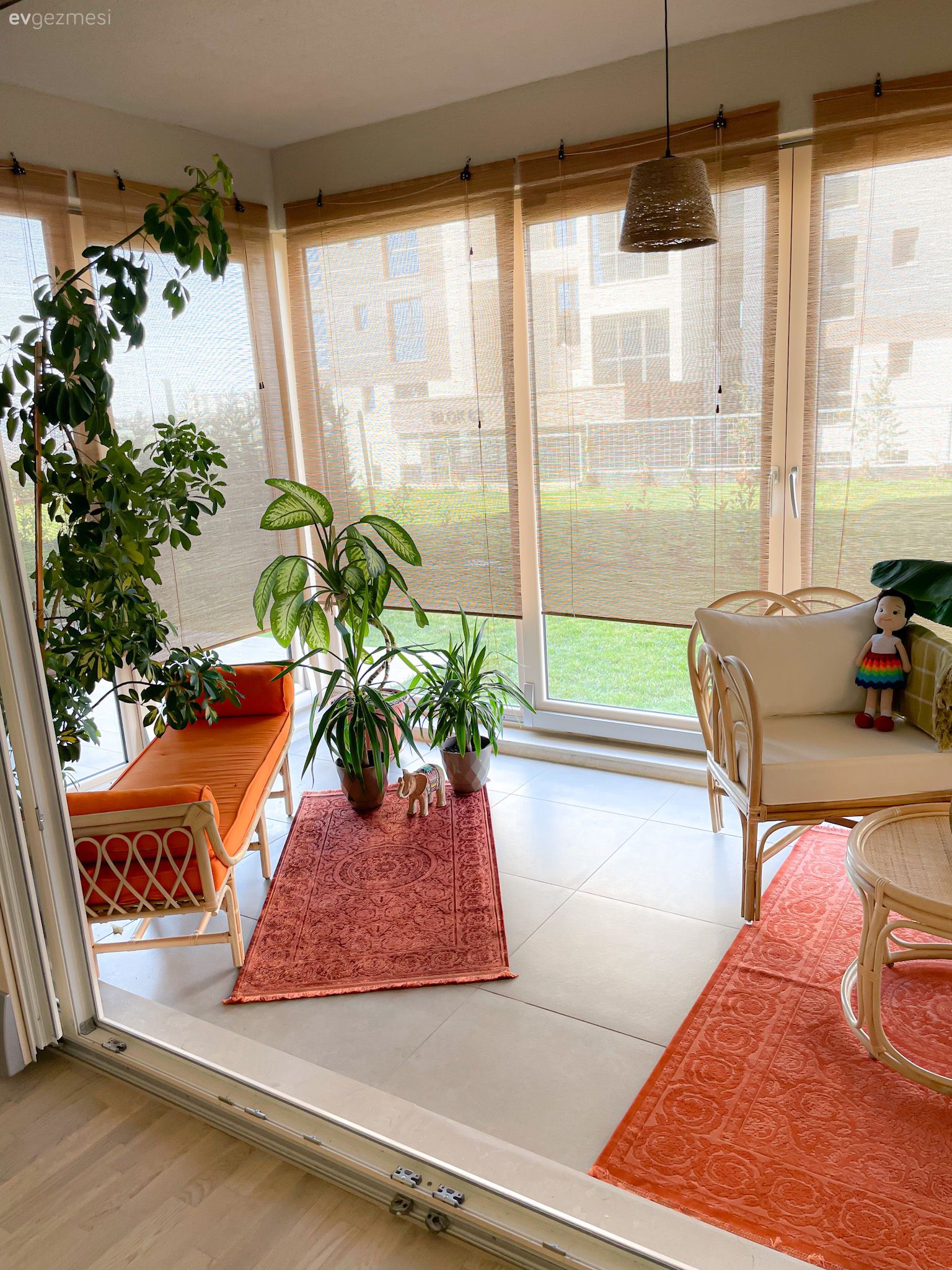 Kış bahçesi, Beyaz, Turuncu, Hasır sandalye, Stor perde, Halı, Orta sehpa, Sehpa, Avize, Aydınlatma, Kırlent, Ev tekstili, Desenler, Ev bitkisi