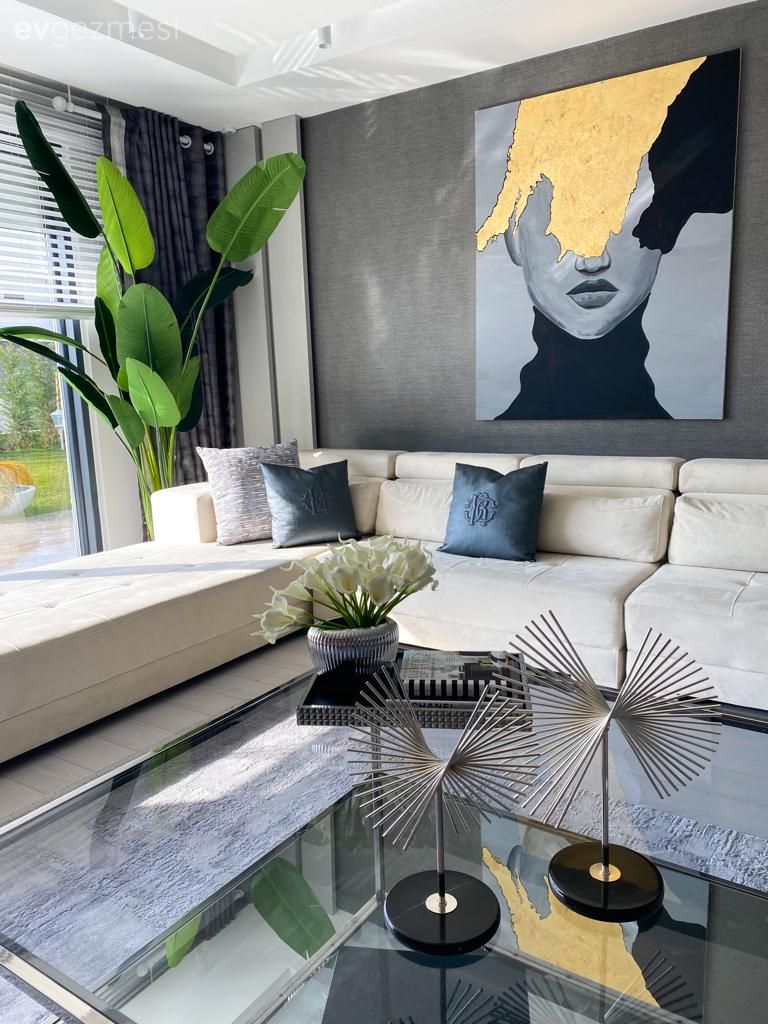 Salon, Art deko, Modern, Krem, Beyaz, Gri, Bej, Köşe koltuk, Koltuk takımı, Kırlent, Ev tekstili, Gri duvar, Tablo, Duvar dekorasyonu, Sarı, Fon perde, Perde, Ev bitkisi, Orta sehpa, Sehpa, Sehpa üstü aksesuarı, Ev Aksesuar, Metal ayaklı sehpa