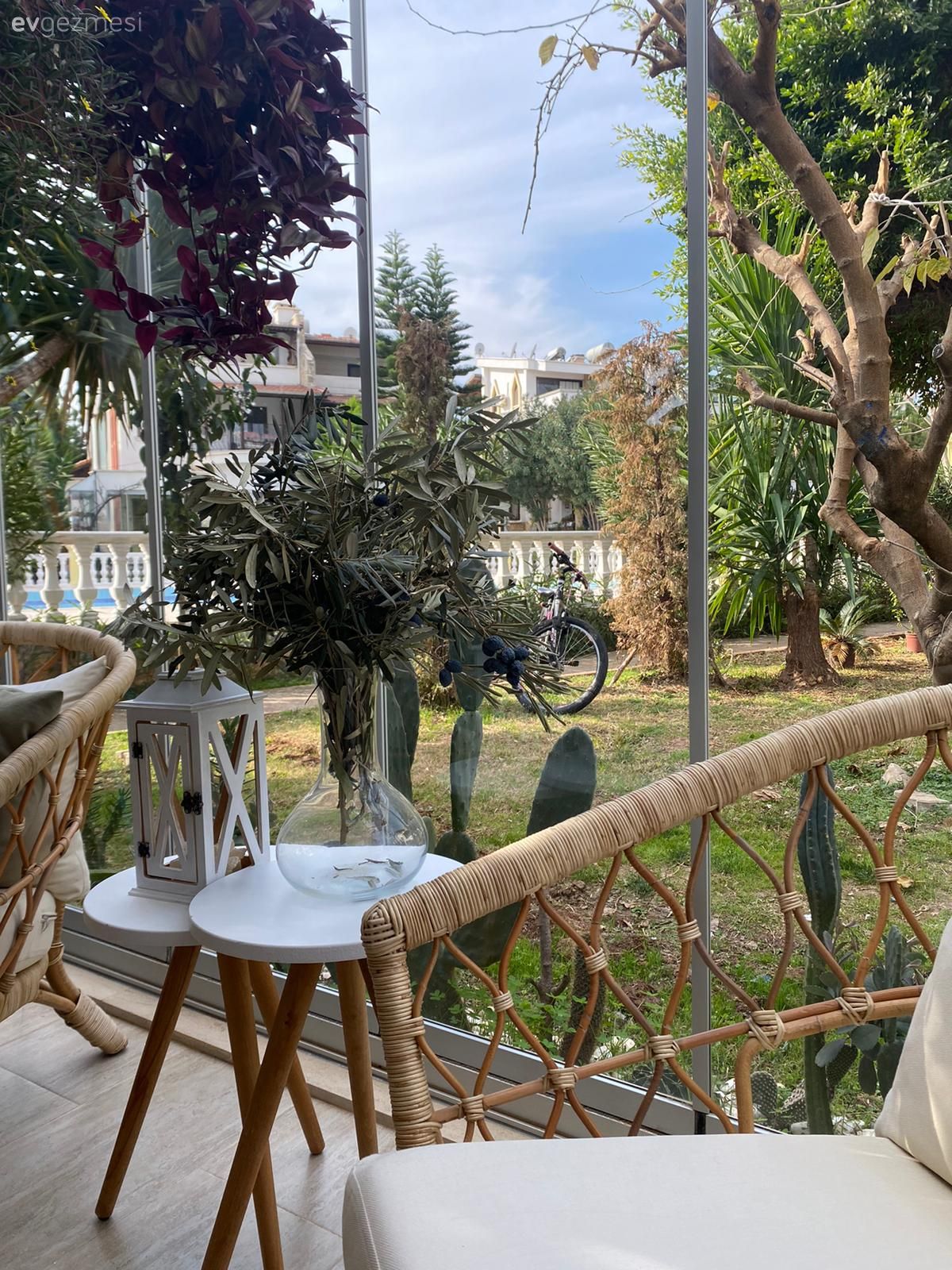 Kış bahçesi, Beyaz, Bej, Krem, Hasır, Rattan sandalye, Bohem Dekorasyon, Yan sehpa, Sehpa