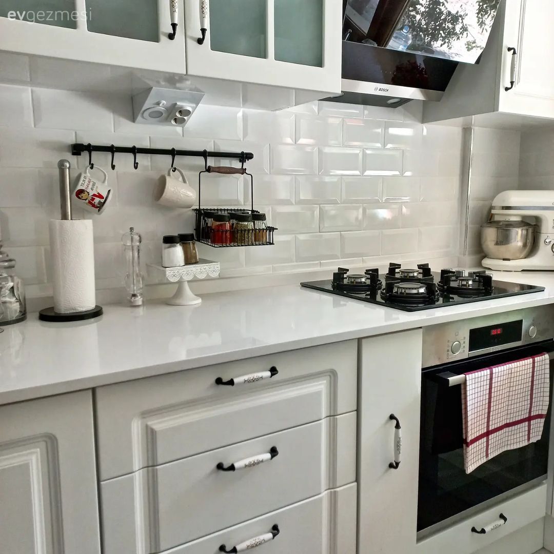Mutfak, Beyaz mutfak, Beyaz, Siyah, Country, Mutfak aksesuarları, Dekoratif Objeler, Ankastre, Mutfak tezgahı, Mutfak tezgah arası, Elektrikli Ocak, Cam Ankastre