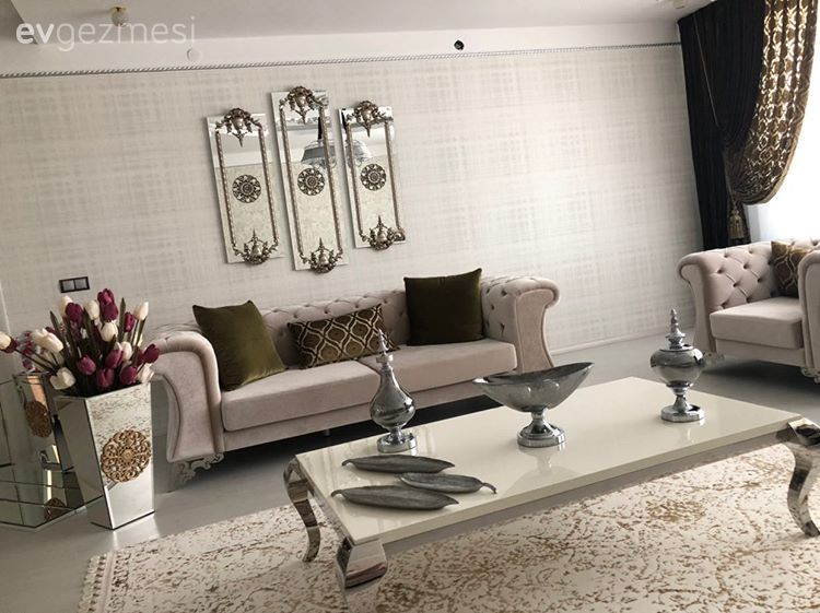 Krem, Bej, Koltuk takımı, Gümüş, Duvar kağıdı, Duvar dekorasyonu, Ayna, Dekoratif ayna, Avize, Aydınlatma, Salon avizesi, Sandalye, Yemek masası, Vazo, Ev Aksesuar, Yapay çiçekler, Halı, Konsol, Konsol üzeri dekoratif objeleri, Fon perde, Perde, Tül perde, Salon