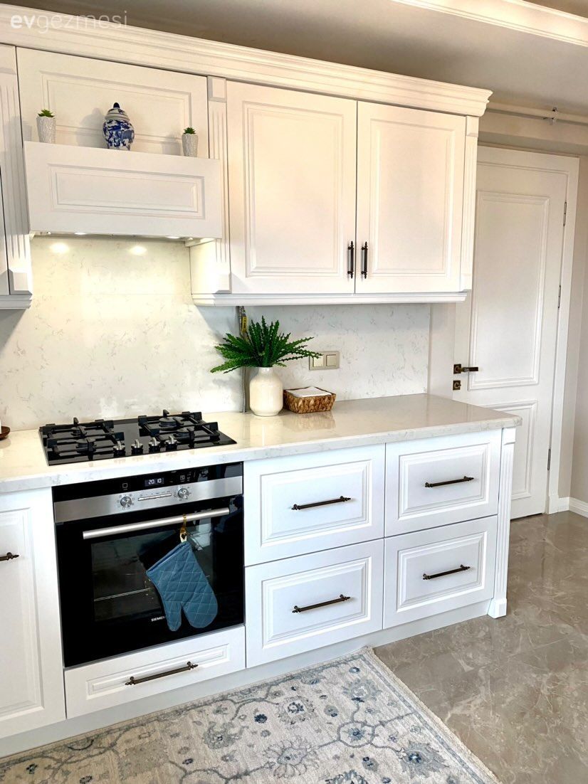 Mutfak, Beyaz, Country mutfak, Shaker kapaklı dolaplar, Mutfak tezgahı, Mutfak tezgah arası, Mutfak perdesi, Mutfak zemin seramikleri, Ankastre, Davlumbaz