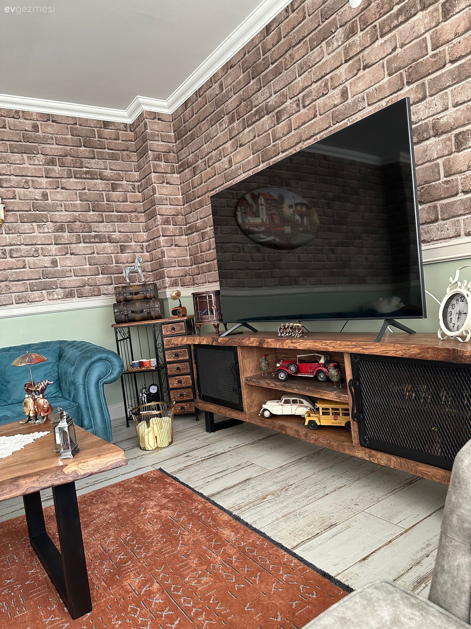 Trabzon'daki Bu Köy Evi Desen ve Renkleriyle Pek Şenlikli