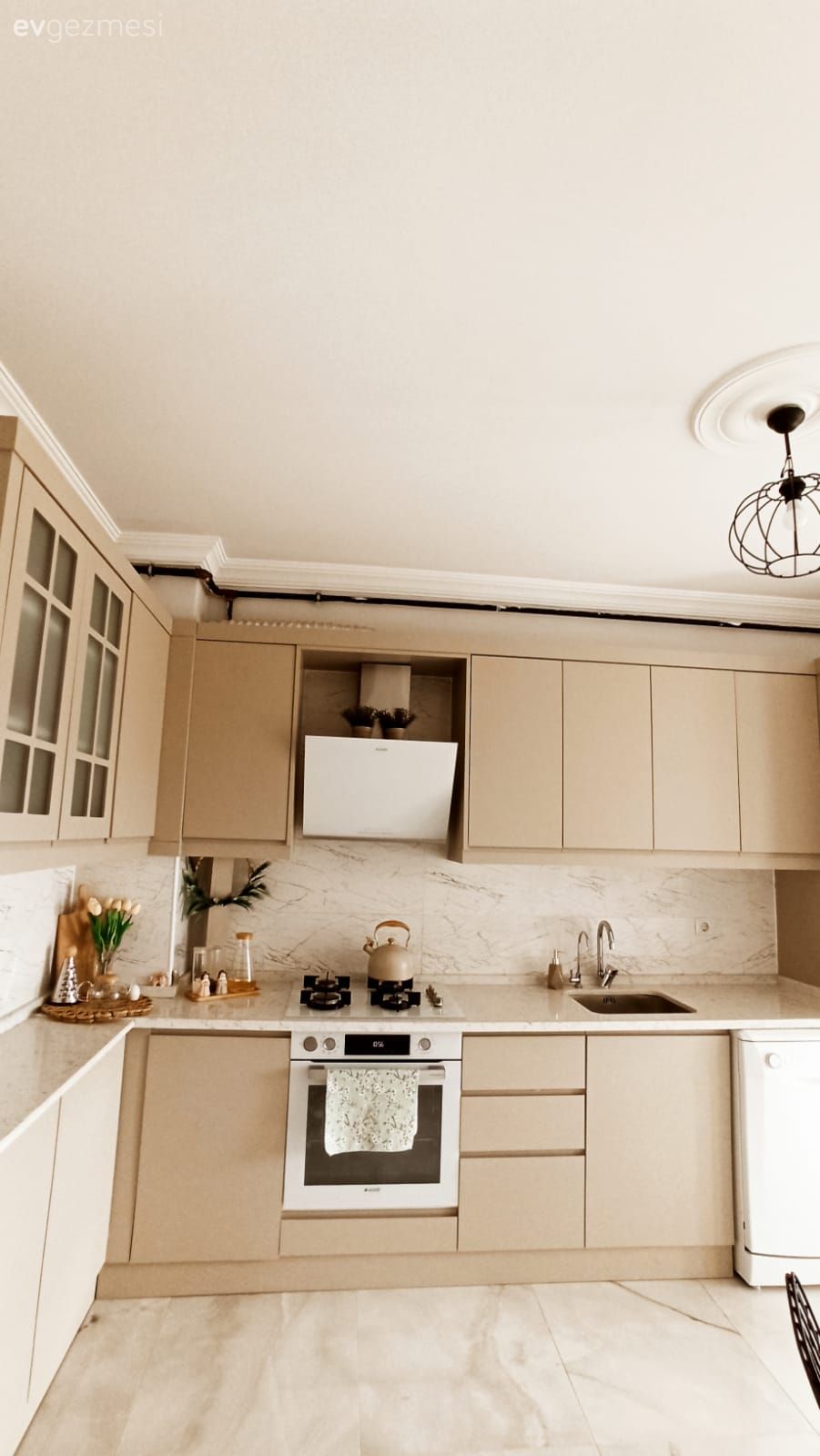 Mutfak, Capuccino mutfak, Krem, Bej, Mutfak tezgahı, Mutfak tezgah arası, Davlumbaz, L-tipi mutfak, Tezgah arası doğal taş, Mutfak aksesuarları, Mutfak zemin seramikleri, Cam kapaklı dolap