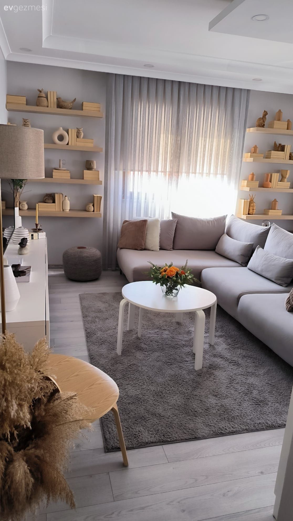 Salon, İskandinav, Bej, Beyaz, Gri, Köşe koltuk, Koltuk takımı, Orta sehpa, Sehpa, Halı, Salon halısı, Duvar rafı, Duvar dekorasyonu, Kitaplık, Tül perde, Perde