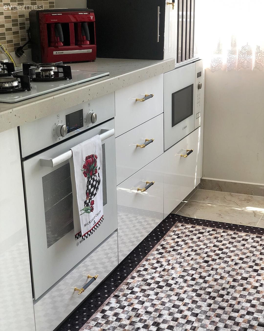 Mutfak, Beyaz mutfak, Mutfak tezgahı, Mutfak tezgah arası, Mutfak halısı, Geometrik desen, Desenler