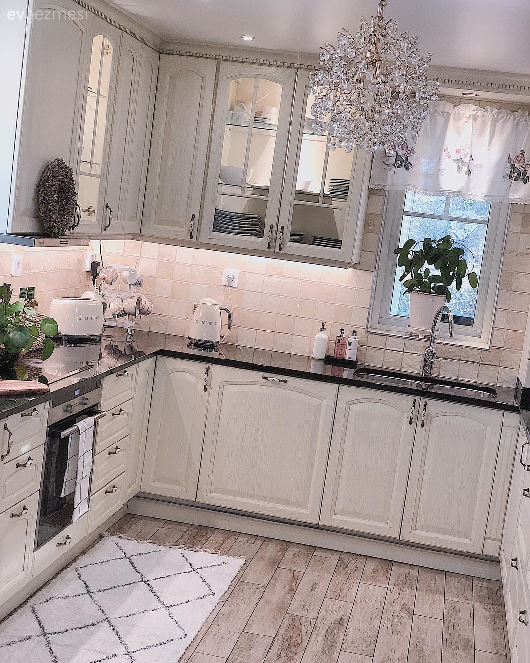 Mutfak, U-tipi mutfak, Beyaz, Siyah, Mutfak tezgahı, Mutfak tezgah arası, Mutfak Avize Modelleri, Mutfak halısı, Siyah tezgah, Mutfak aksesuarları, Sandalye, Duvar saati, Mutfak duvar dekorasyonu